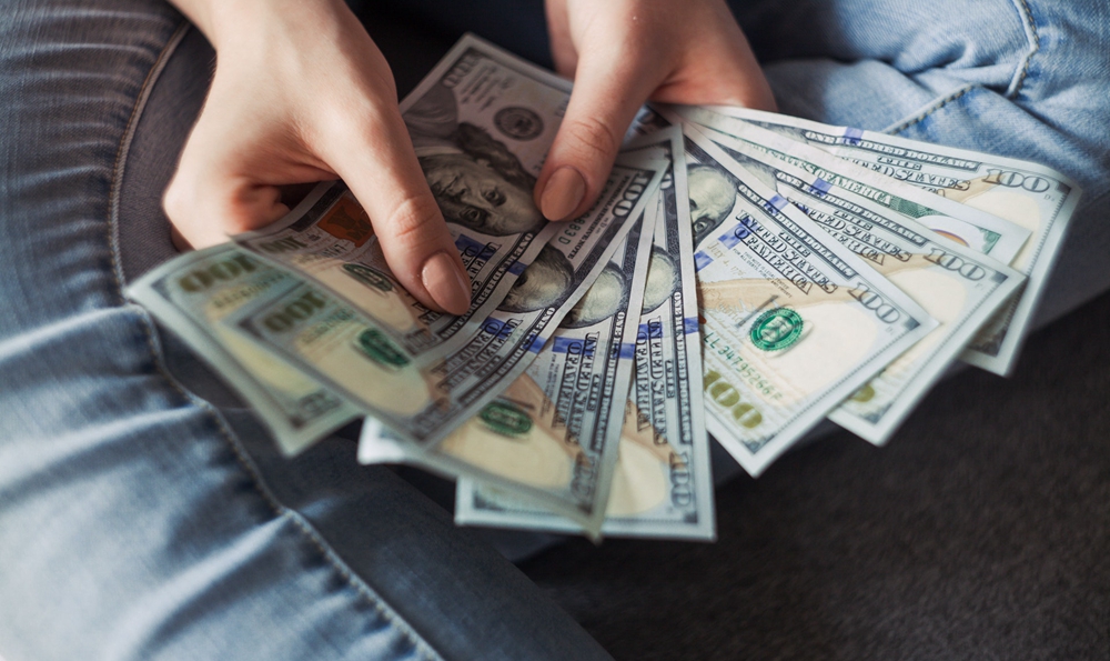 accounting-balance-bank-notes-2068975